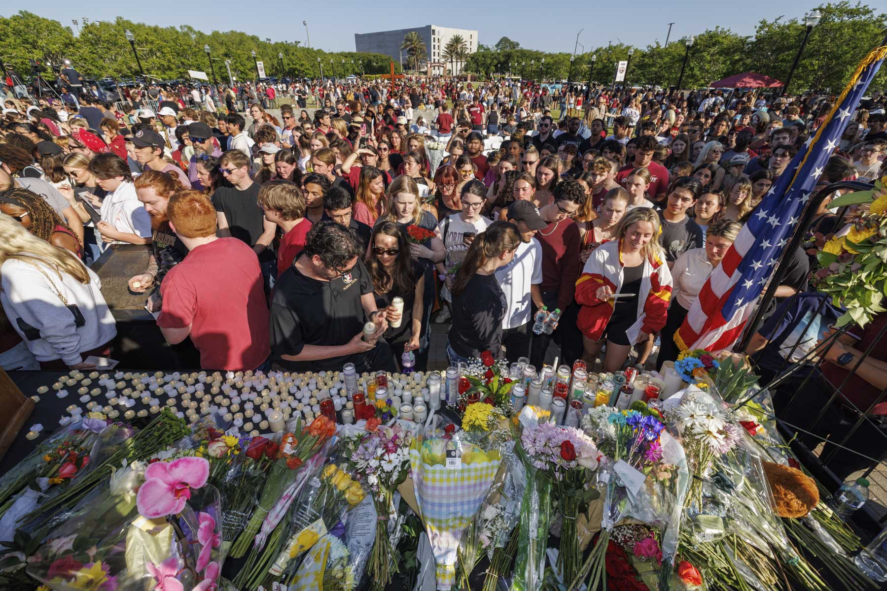 A comunidade FSU se reúne durante a reunião de vigília da unidade