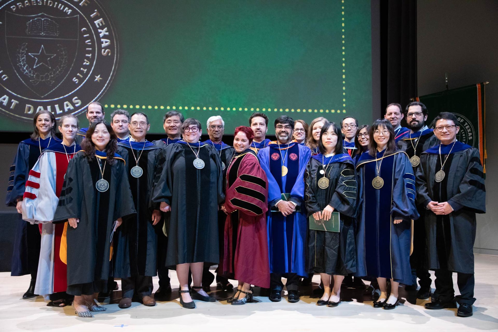 Cerimônia de investimento celebra professores talentosos, doadores – News Center