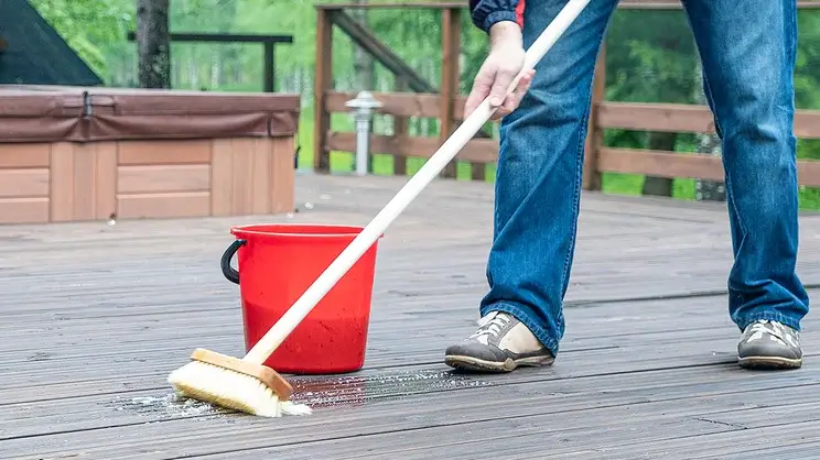 Como limpar seu deck e pátio sem uma arruela de pressão